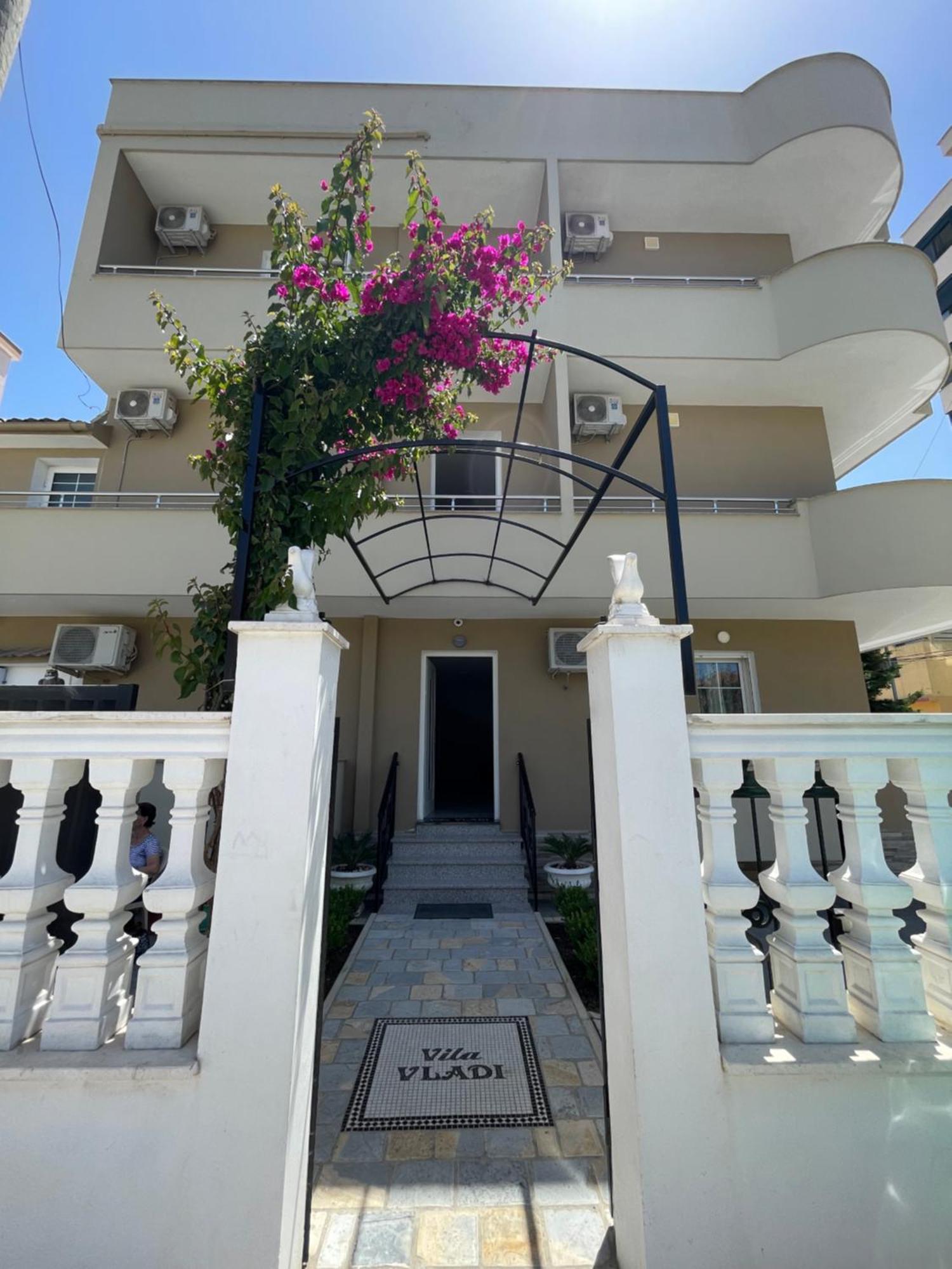 Vila Vladi Durrës Exteriör bild